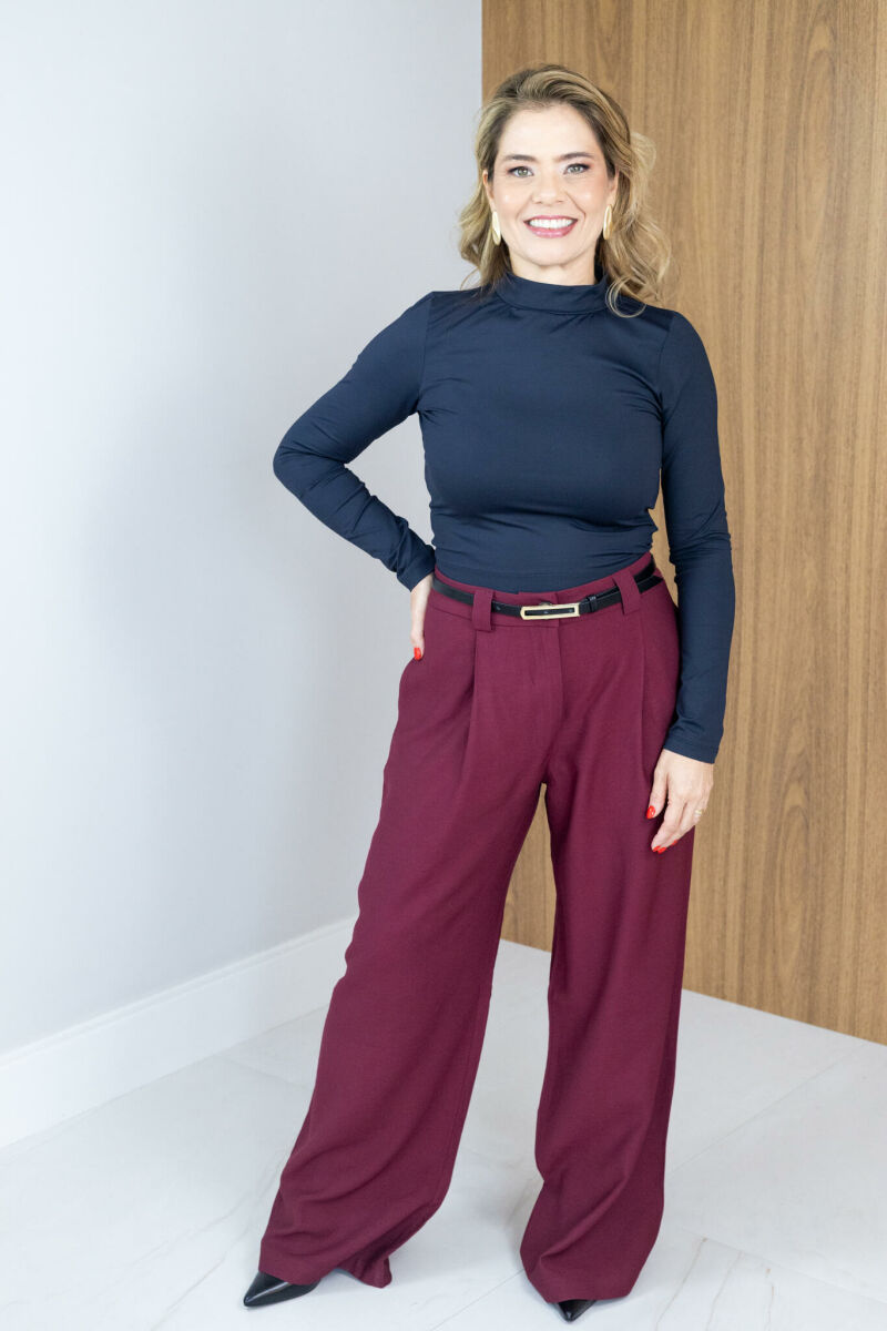 Imagem de Blusa Luna Cropped - Preta - com Gola Alta, Manga Longa e Acabamento Liso - Minimalismo Sofisticado com Conforto e Estilo